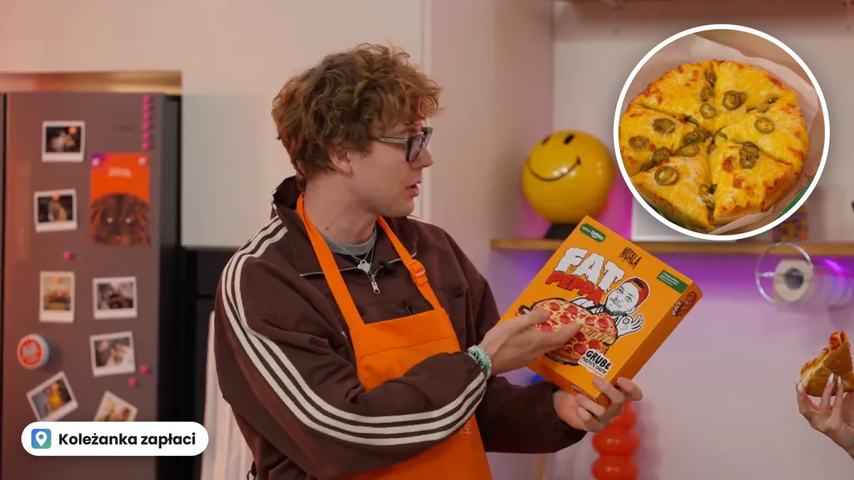 Bagi w pomarańczowym fartuchu trzyma pudełko pizzy Fat Peppa Książula, w kółku pizza Fat Cheese z jalapeño