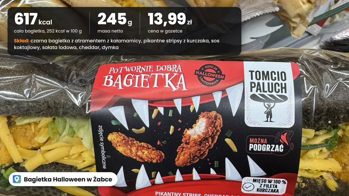 Czarna Bagietka Halloween Tomcio Paluch w opakowaniu z naklejką z zębami, nad nią ramka z kaloriami, wagą, ceną i składem