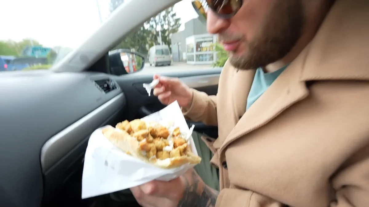 Rożek z Big Buffalo w papierze, widać kawałki kurczaka i pieczarki w panierce