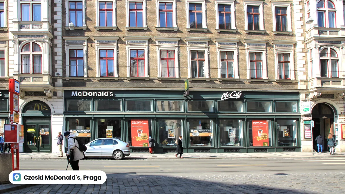 Restauracja McDonald's i McCafé w kamienicy przy ulicy Vodičkova w Pradze, na chodniku przechodnie