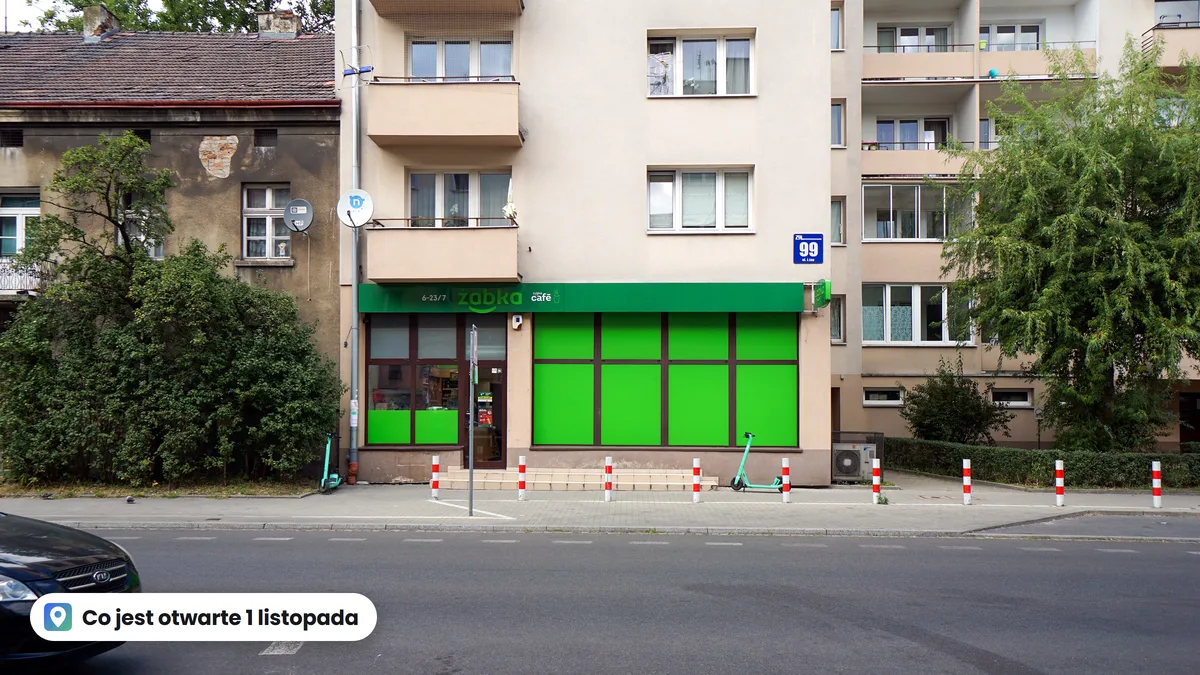 Sklep Żabka z zielonym szyldem i godzinami otwarcia na witrynie, ulica Juliusza Lea w Krakowie