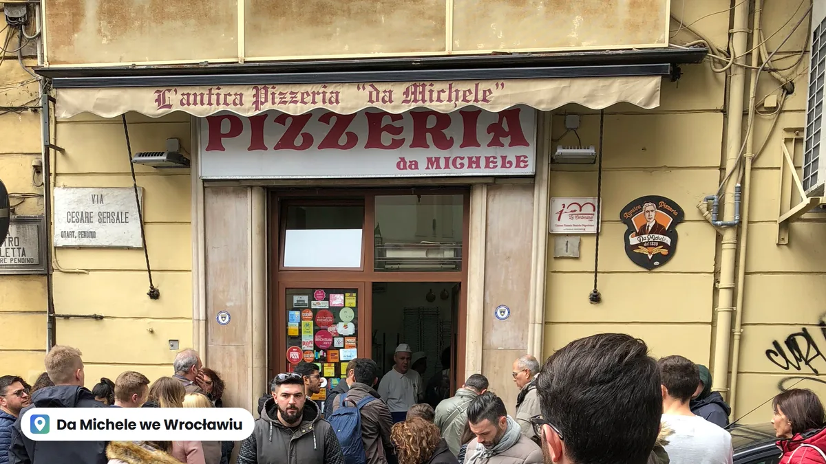 Kolejka przed szyldem L'Antica Pizzeria da Michele w Neapolu