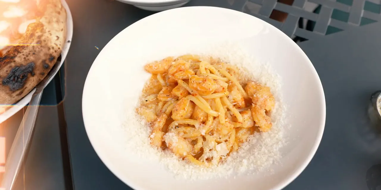Talerz makaronu bigoli z krewetkami i parmezanem w Dziurce od Klucza