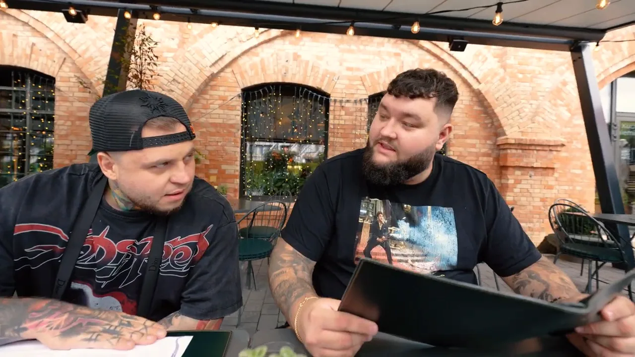 Prowadzący kanał Na Hapsa czytają kartę w ogródku Dziurki od Klucza
