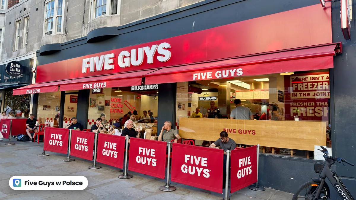 Restauracja Five Guys z czerwonymi markizami i ogródkiem w Londynie