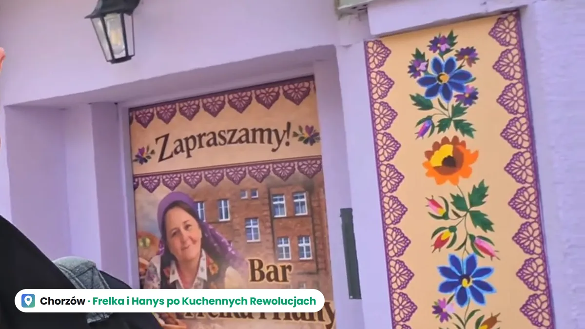 Wejście do baru Frelka i Hanys przy Świętej Kingi w Chorzowie: liliowa elewacja, ludowe wzory kwiatowe i plakat z zaproszeniem