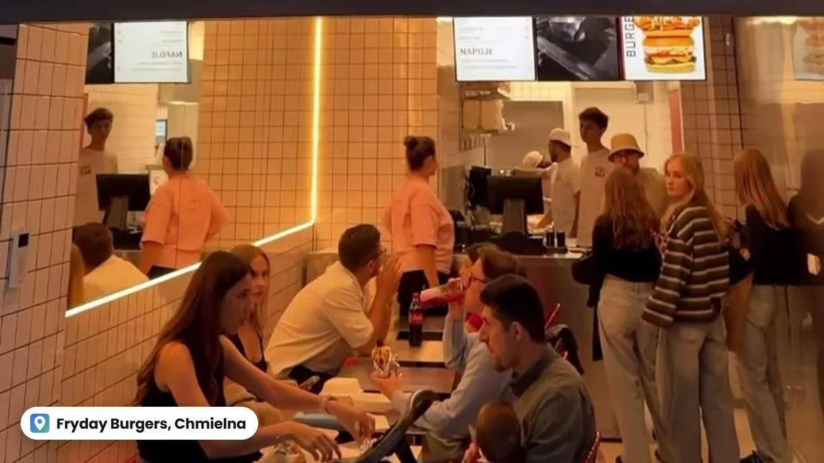 Pełna sala lokalu Fryday Burgers przy Chmielnej w Warszawie, goście przy stolikach i w kolejce do kasy
