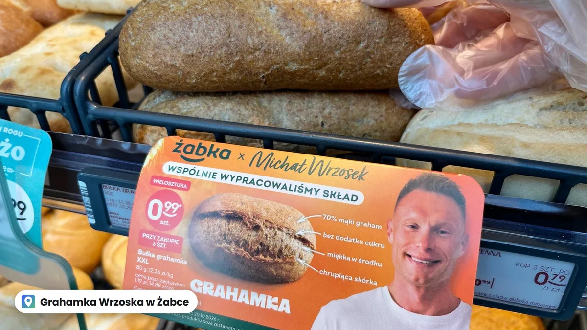 Bułki grahamki na półce w Żabce, przed nimi cenówka Żabka x Michał Wrzosek z ceną 0,99 zł przy zakupie trzech sztuk