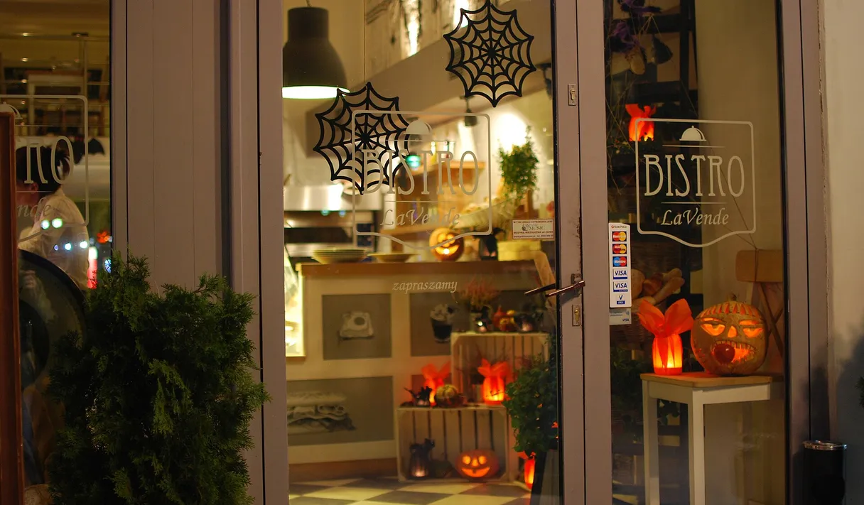 Wejście do bistro w Łodzi udekorowane na Halloween pajęczynami i dyniami