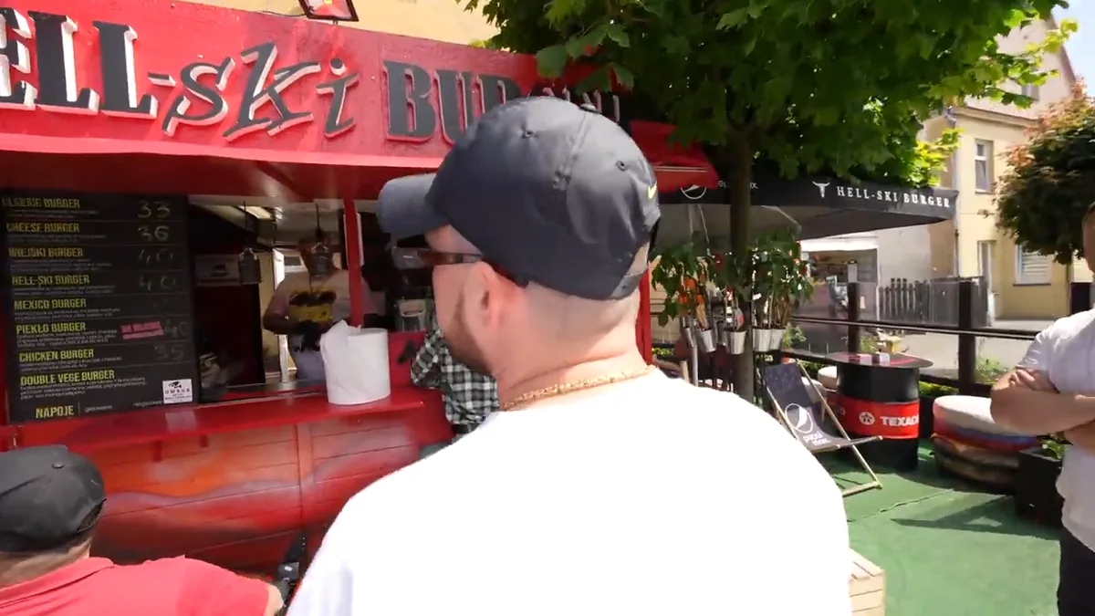 Czerwona budka HELLski Burger przy deptaku na Helu