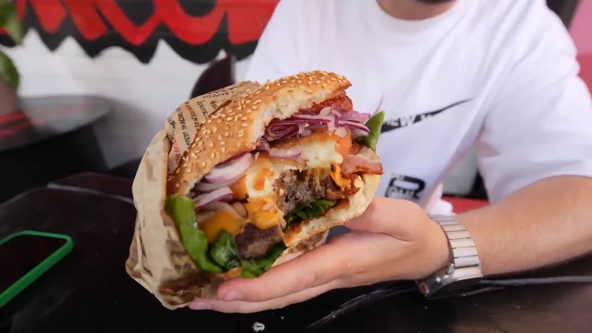 HELL-ski Burger z panierowanym serem, bekonem i czerwoną cebulą