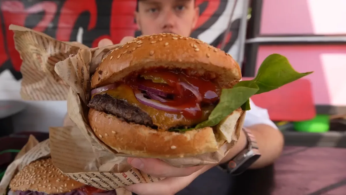 Cheeseburger z HELLski Burger na Helu z bliska