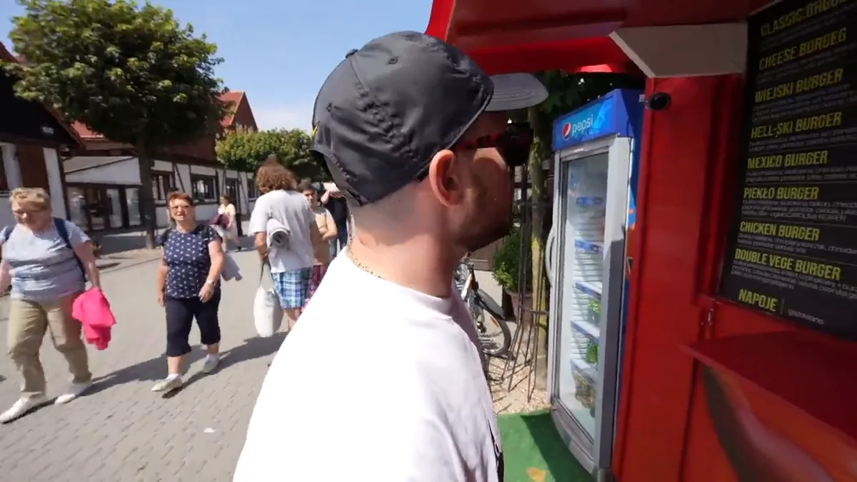 Książulo przy oknie budki HELLski Burger