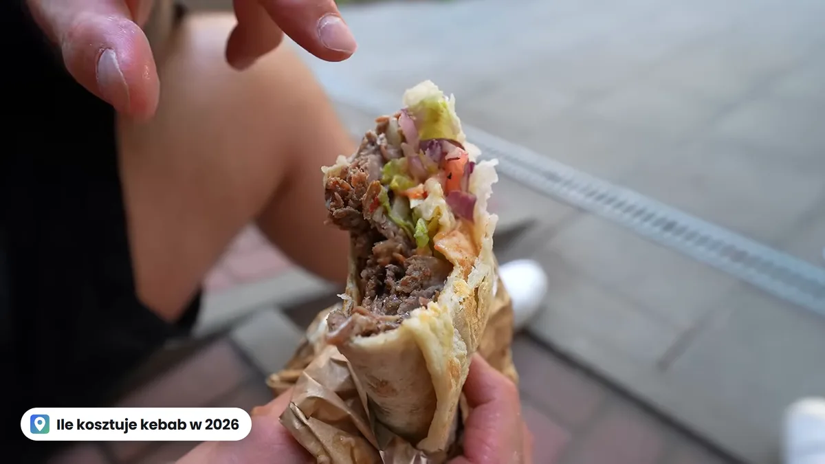 Kebab w lawaszu trzymany w dłoni, kadr z filmu Książula