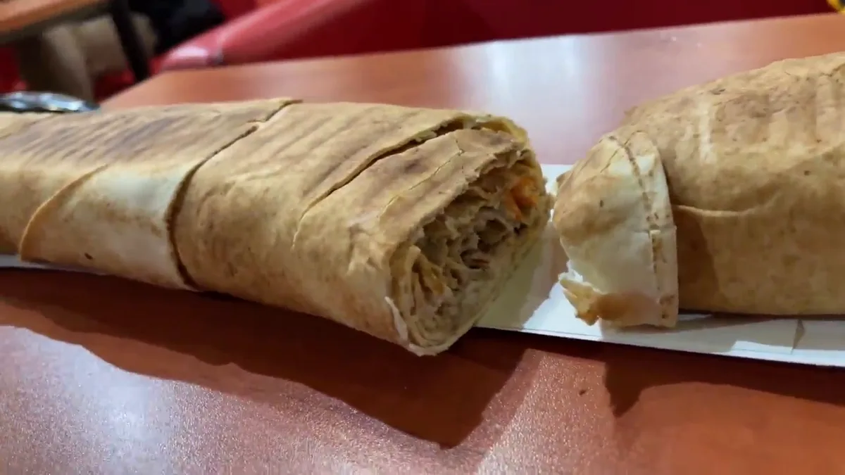 Metrowy kebab z Kebab Relax w Radzyminie przekrojony na stole