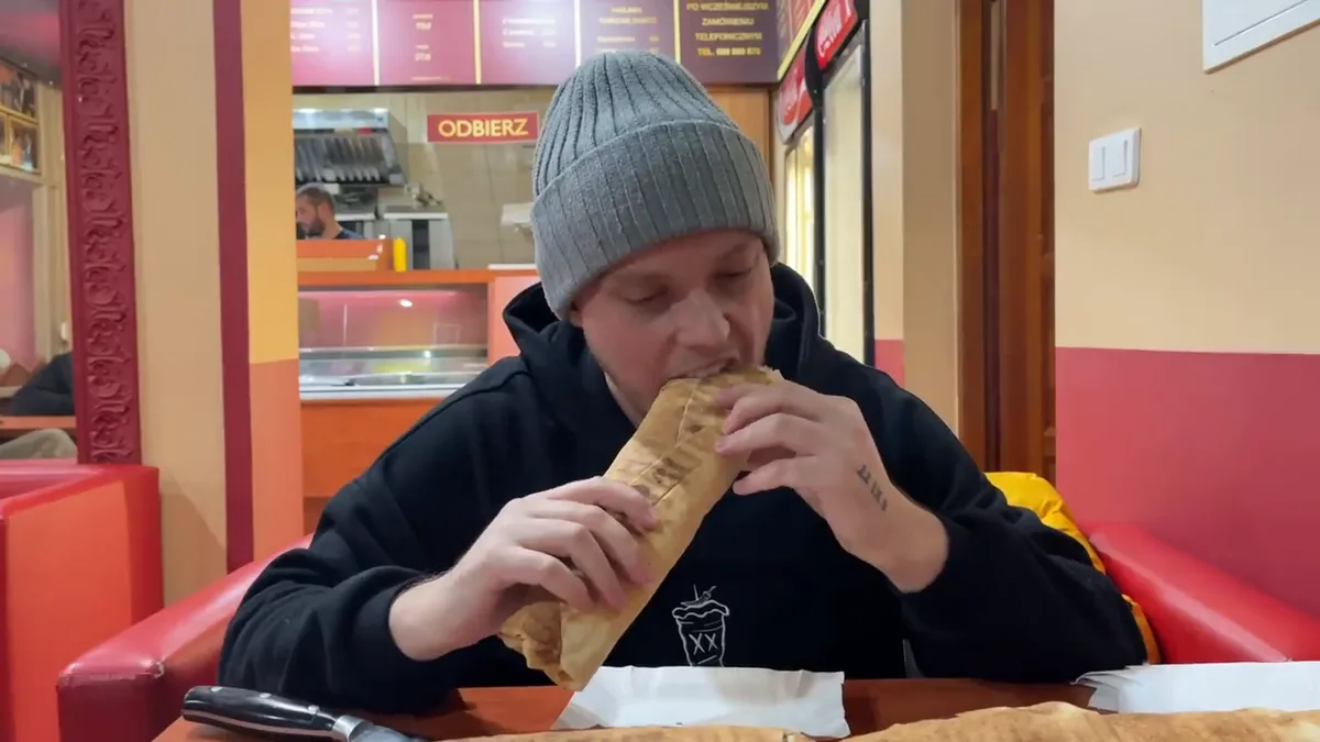 Książulo gryzie metrowego kebaba w Kebab Relax
