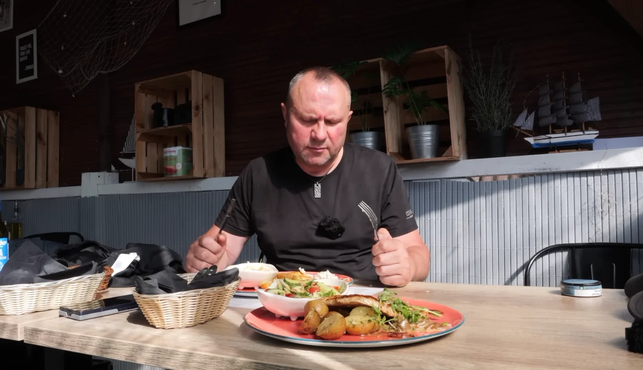 Koszmar nieuczciwych smażalni nad Bałtykiem. Kim jest Tomasz Strzelczyk i dlaczego restauratorzy się go boją?