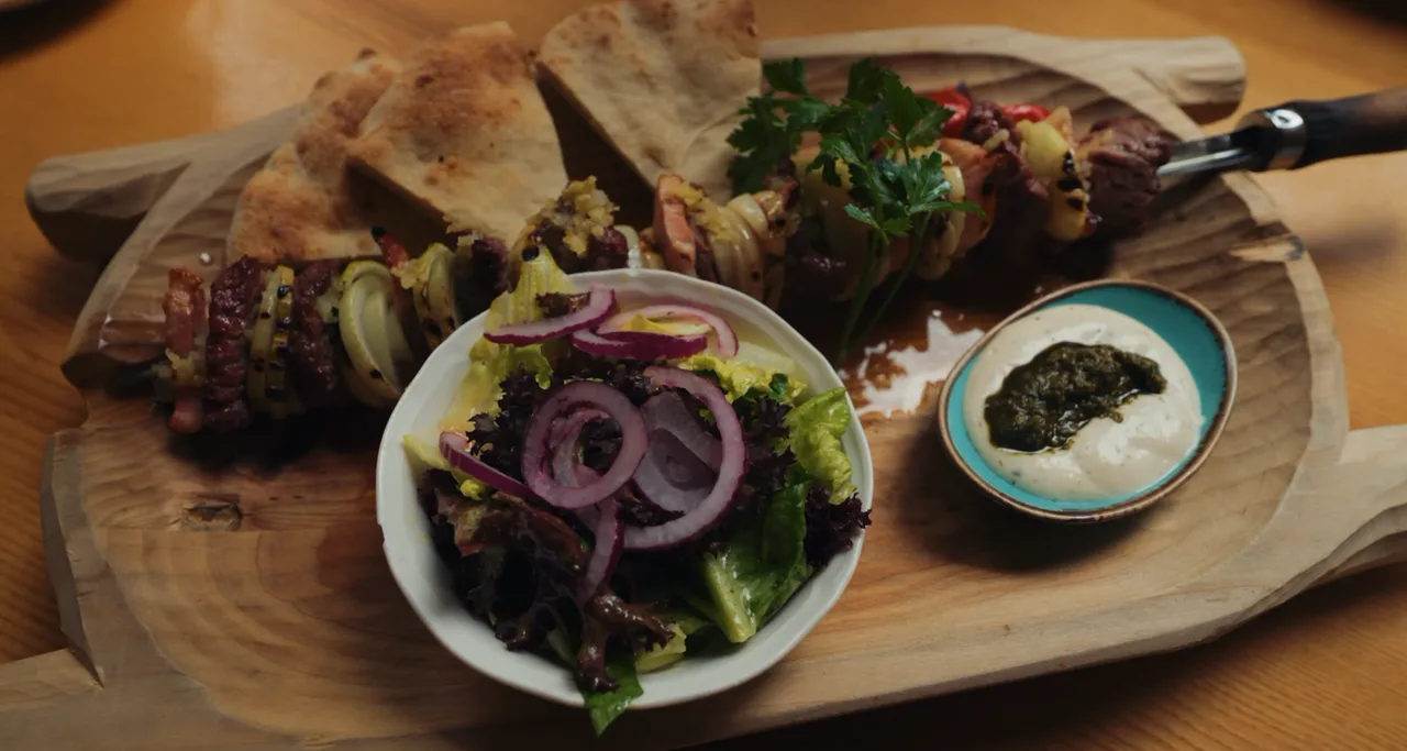 Szaszłyk jagnięcy z grilla, hit wizyty Książula w restauracji Harnaś