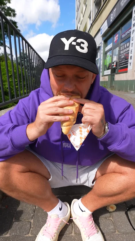 Książulo je hot doga z budki Od Tańczyka w Sławnie