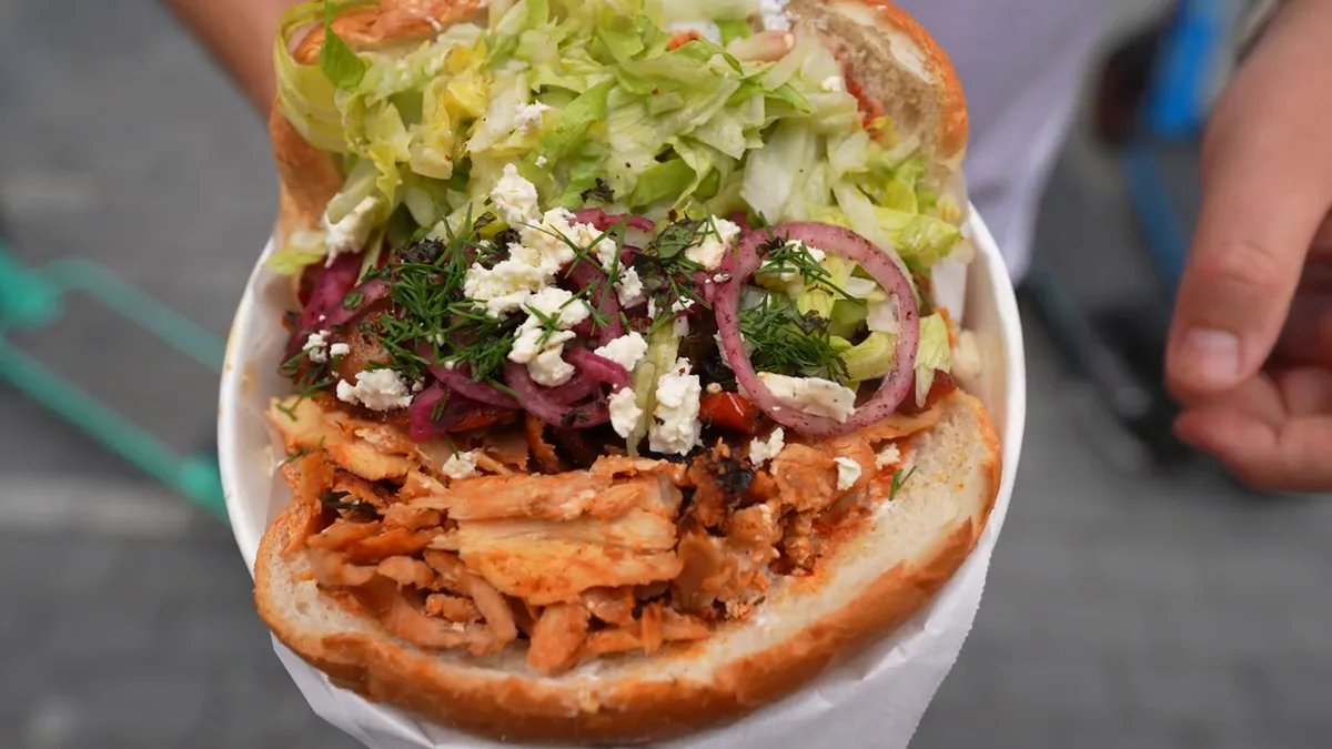 Kebab gemüse z Viral Kebab w Katowicach: kurczak, sałata, ser, czerwona cebula i koperek w miękkiej bułce