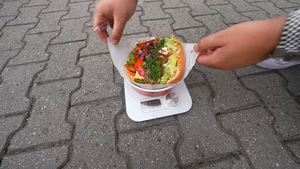 Kebab gemüse Viral kupiony przez zwykłego klienta na wadze, wynik około 577 g