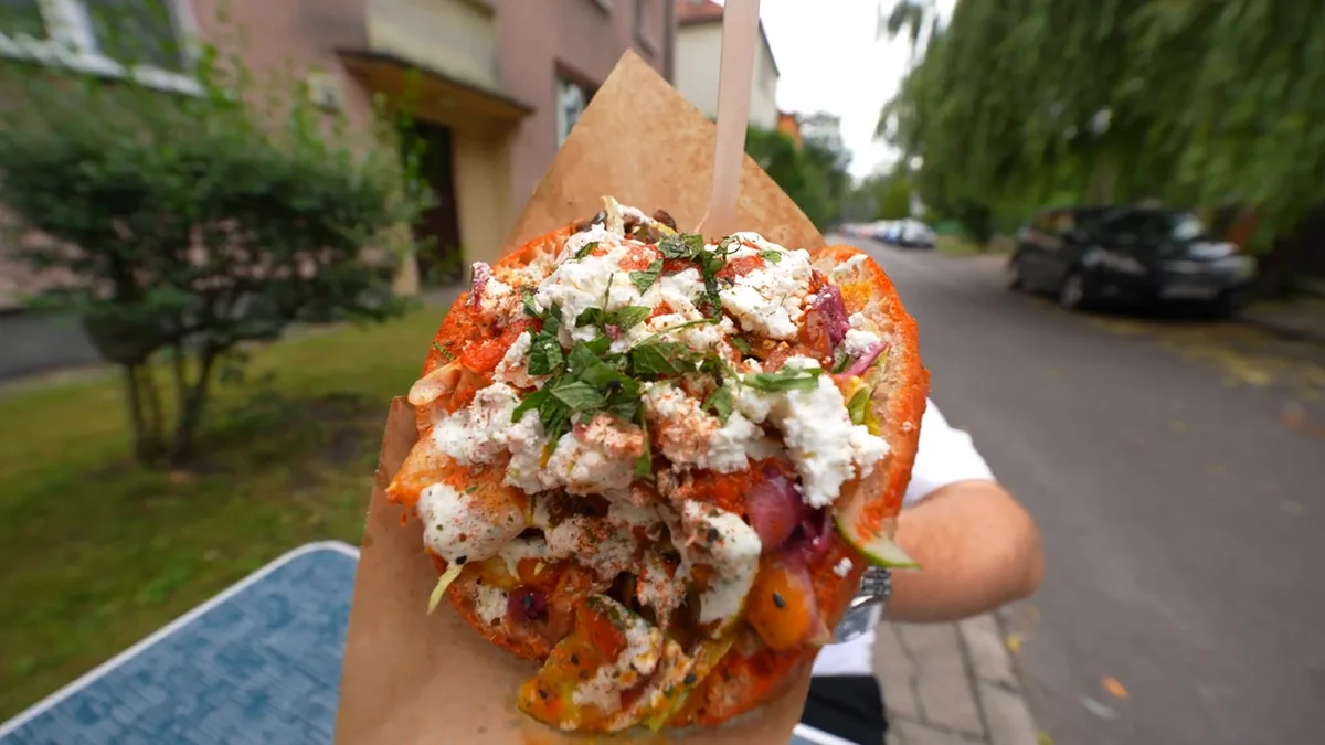 Kebab gemüse z Kiosk Döner w Katowicach zalany sosami, z dużą ilością sera i mięty