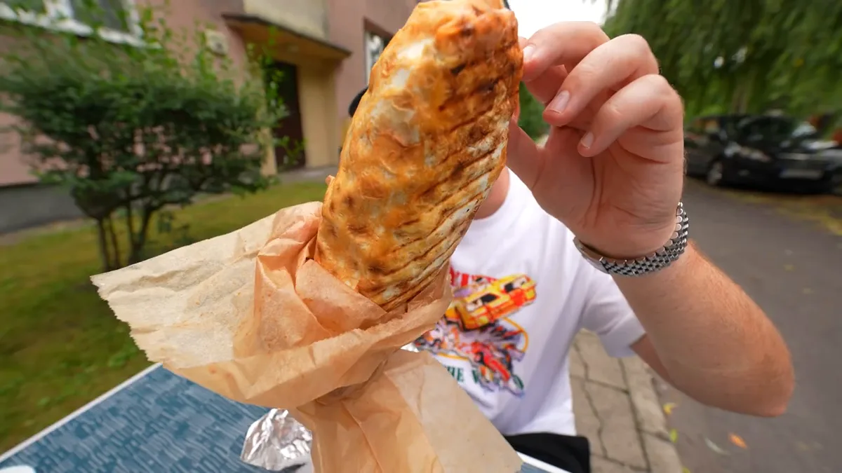 Lawasz z mięsem wołowo-baranim z Kiosk Döner wyjęty z papierowej torebki