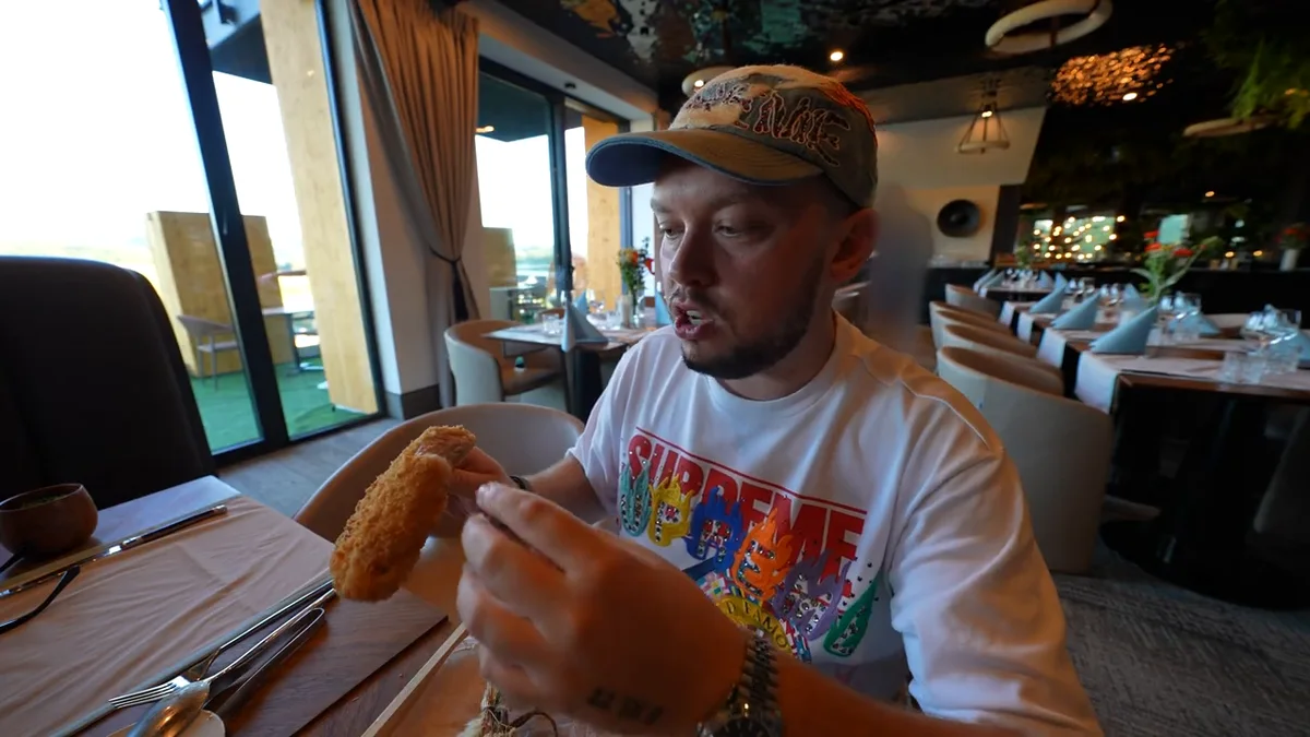 Gruby kotlet schabowy z kością w panierce panko podany z purée i mizerią w restauracji Natura