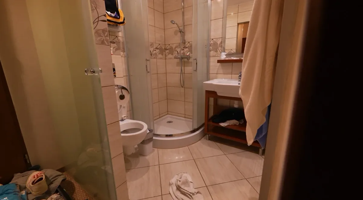 Łazienka w najtańszym pokoju ośrodka Panorama Morska