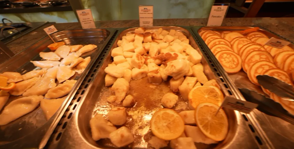 Śniadaniowy bufet z pierogami i leniwymi w Panoramie Morskiej