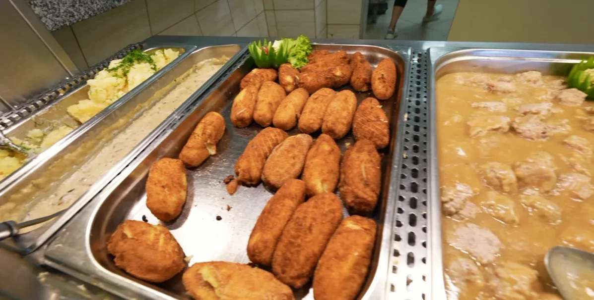 Obiadowy bufet z puree, panierowanymi przekąskami i pulpecikami w sosie, Panorama Morska