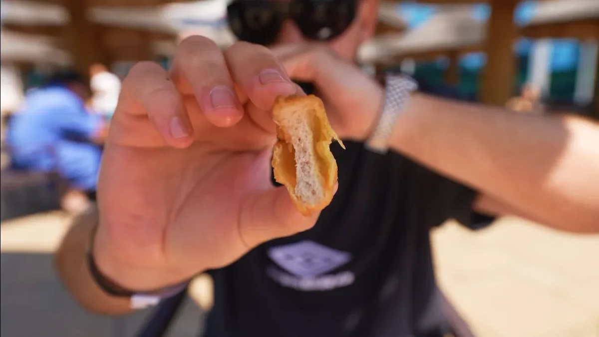 Ugryziony nuggets z mini burgera ze snackbaru w Panoramie Morskiej