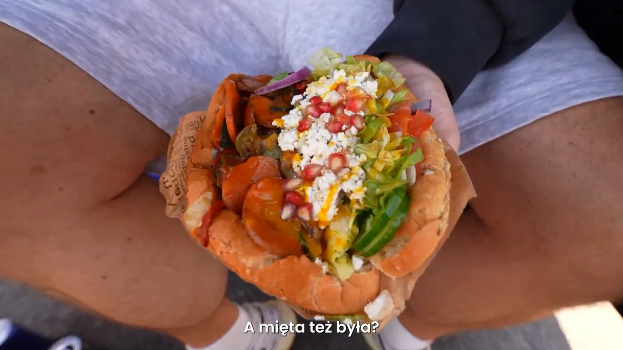 Kebab gemüse w bułce z warzywami, serem i granatem z Golden Kebab Gemüse w Radomiu
