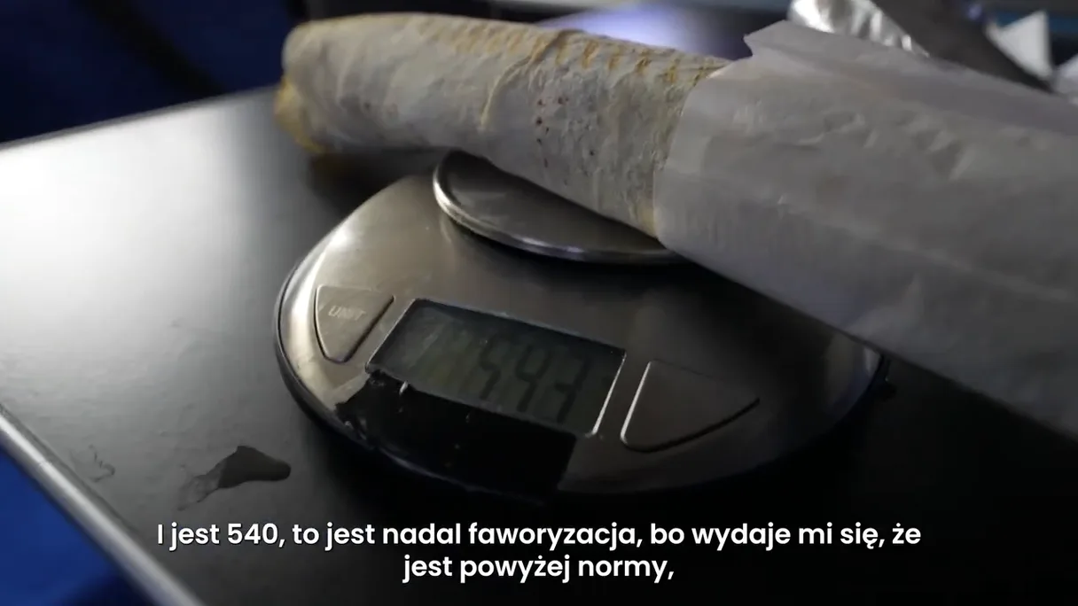 Waga pokazuje 540 gramów dla lawasza z Kebabu u Simo zamówionego przez rozpoznaną ekipę