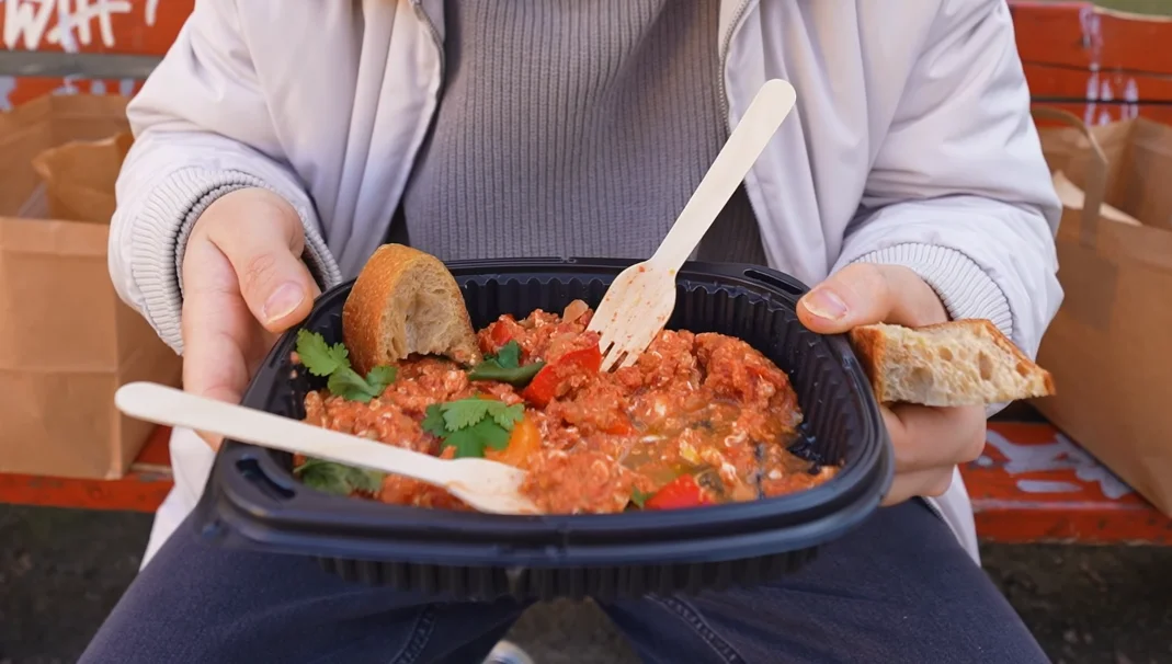 Nieestetyczna szakszuka na wynos w pudełku z testu Książula