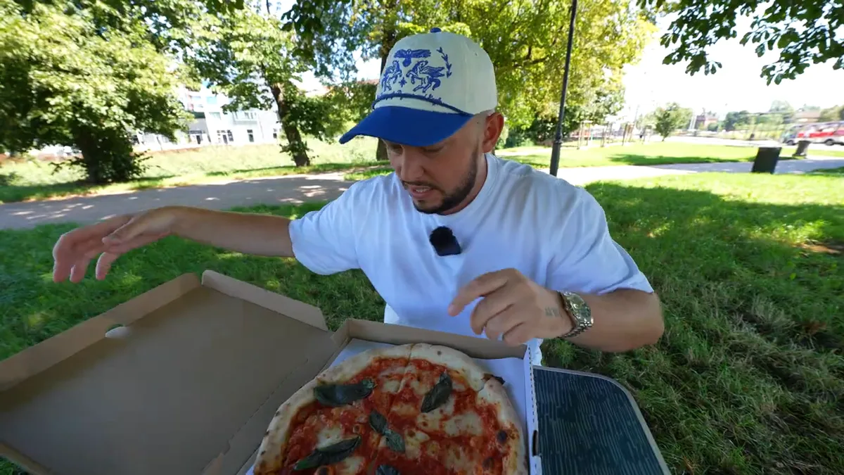 Pizza margherita za 44 zł z Trattorii Aurora w Gdańsku w kartonie