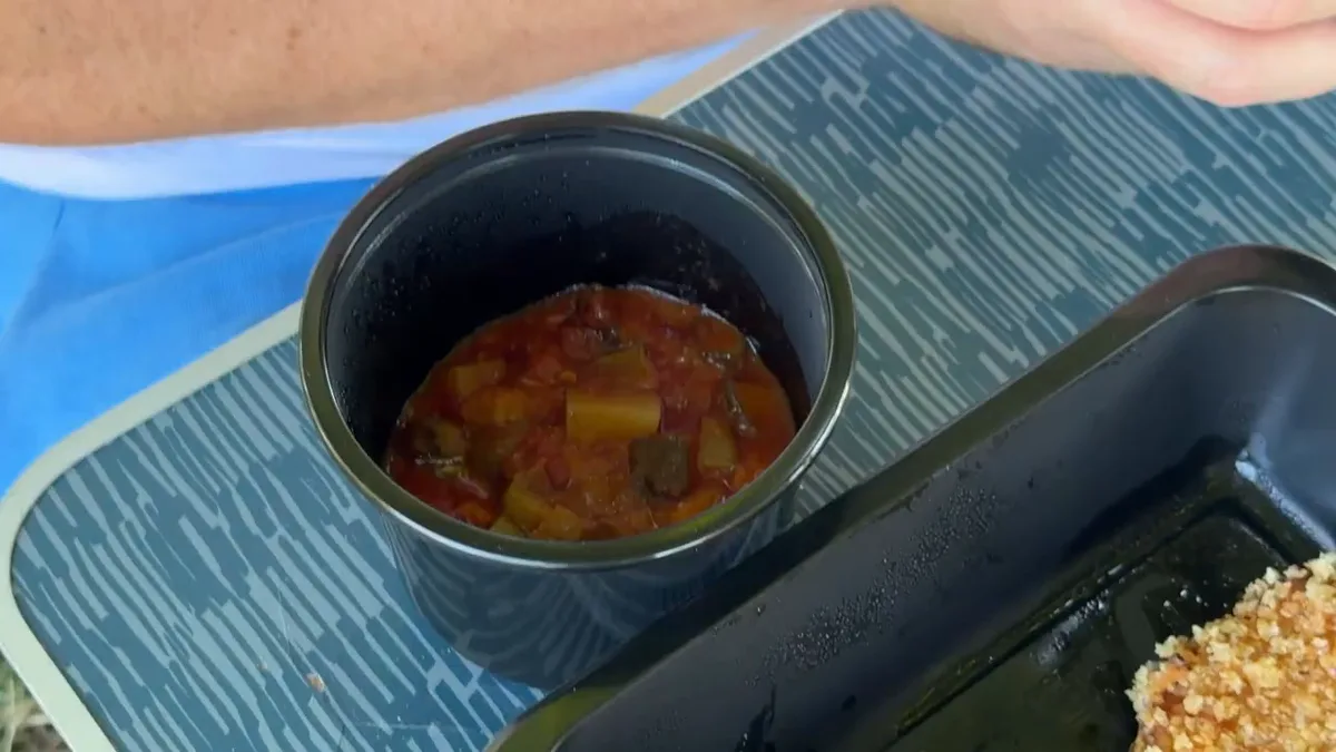 Kotlet w stylu mediolańskim za 75 zł w grubej panierce w pojemniku na wynos z Trattorii Aurora