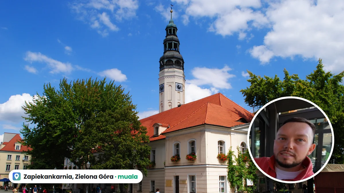 Ratusz na Starym Rynku w Zielonej Górze w słoneczny dzień, tuż obok deptaku, przy którym działa Zapiekankarnia, w kółku Książulo