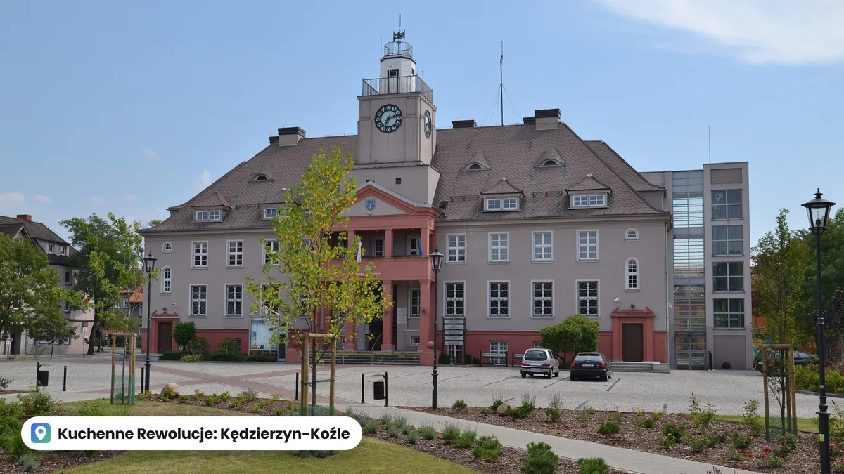 Ratusz w Kędzierzynie-Koźlu z wieżą zegarową przy placu Wolności