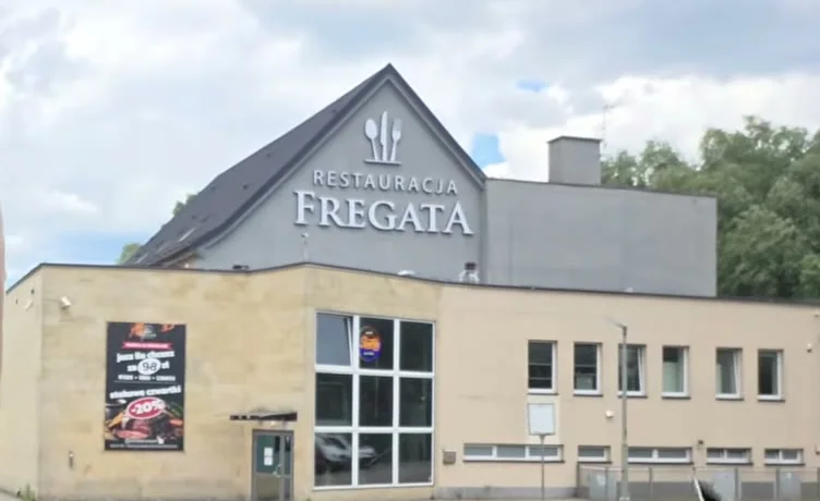 Budynek z napisem Restauracja Fregata przy ulicy Podgrodzie 1A w Koszalinie
