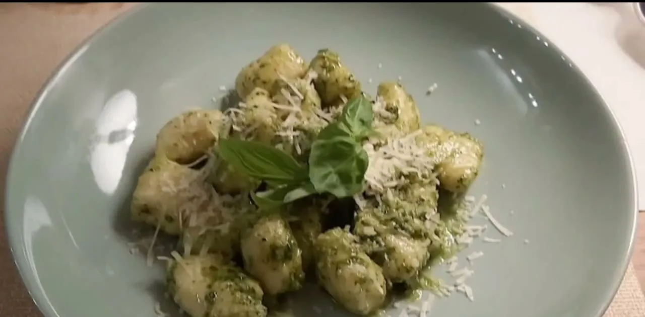 Gnocchi z pesto w trattorii Karczochy u Marii