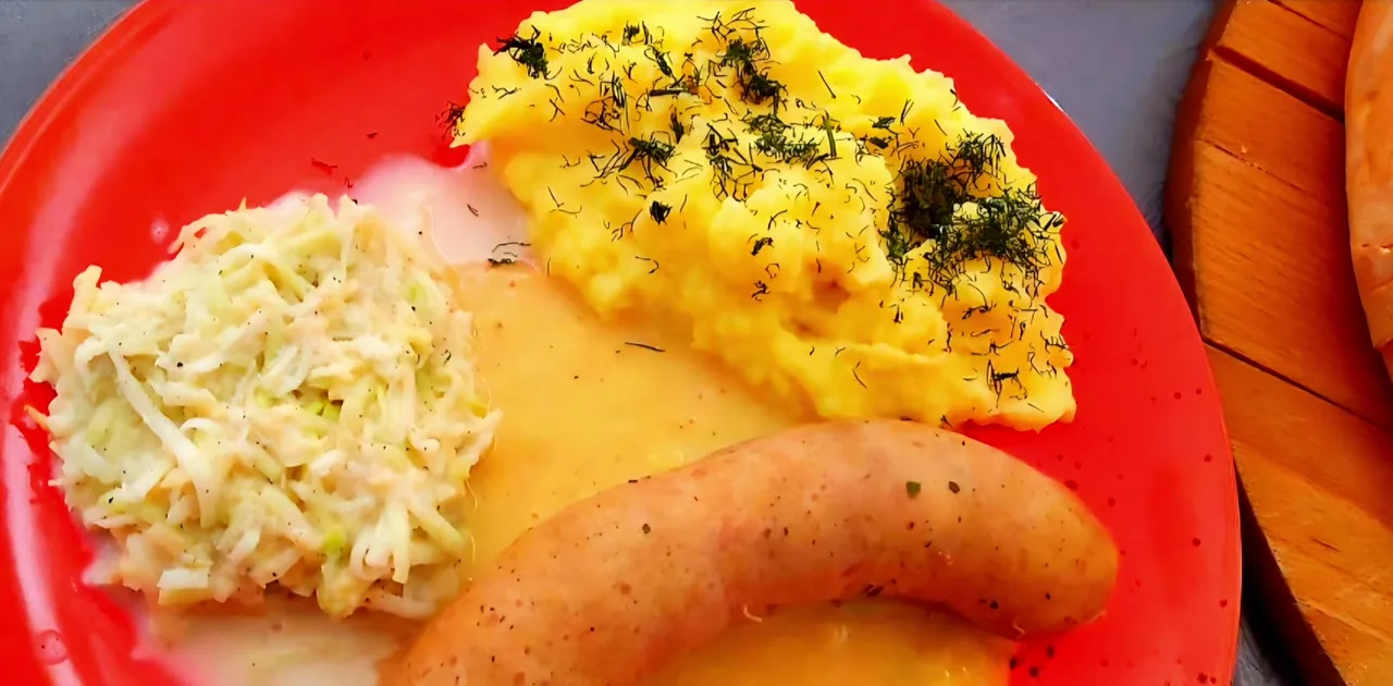 Kiełbasa z puree i surówką w barze Pan Wurst