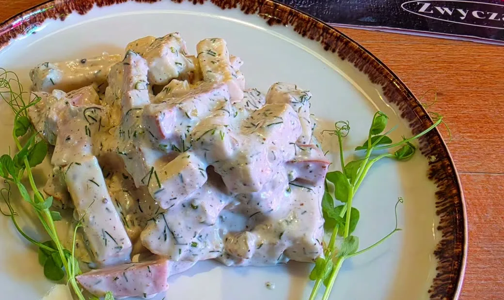 Sałatka firmowa z serem tylżyckim i kiełbasą szynkową w restauracji Zwyczajna