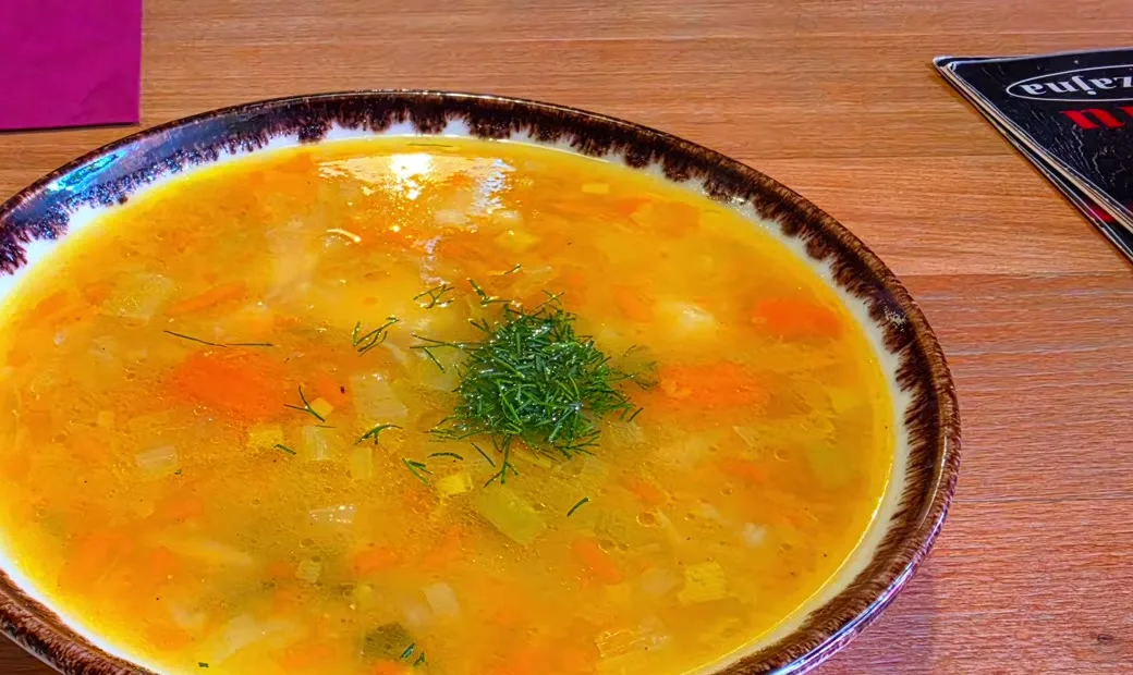 Zupa zacierkowa z zestawu dnia w restauracji Zwyczajna