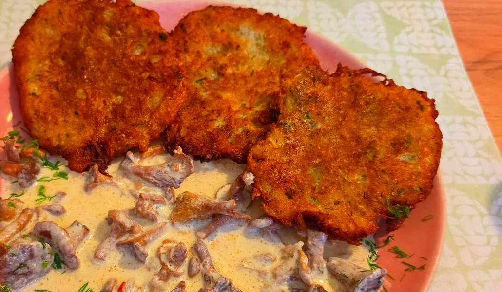 Placki ziemniaczane z sosem kurkowym w Bistro Pyr! Pyr! Pyr!