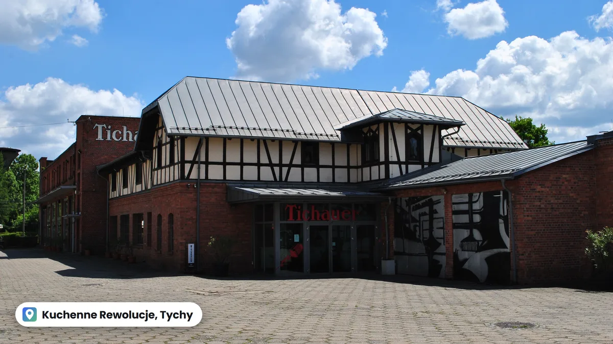 Budynek restauracji Tichauer w Browarze Obywatelskim w Tychach, ceglano-szachulcowa hala z napisem Tichauer nad wejściem