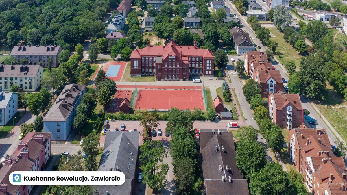 Ceglane kamienice zabytkowego osiedla TAZ przy ulicy Niedziałkowskiego w Zawierciu z lotu ptaka