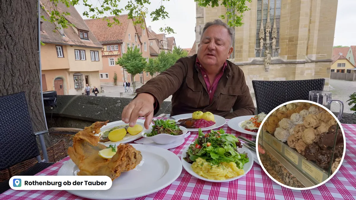 Robert Makłowicz przy stole z karpiem w cieście i sauerbratenem w Rothenburg ob der Tauber, w kółku kule śnieżne w witrynie