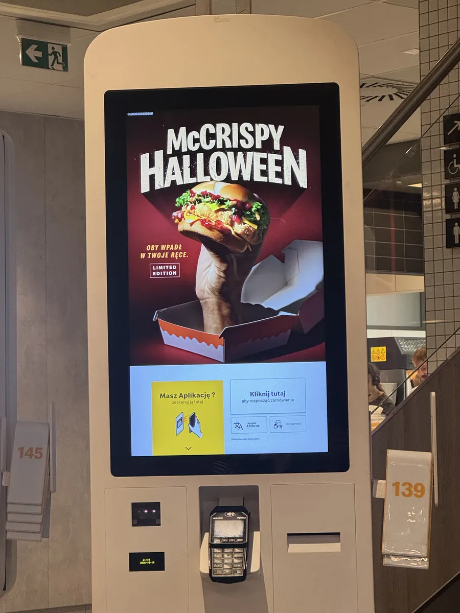Ekran kiosku w McDonald's z reklamą McCrispy Halloween i napisem Limited Edition