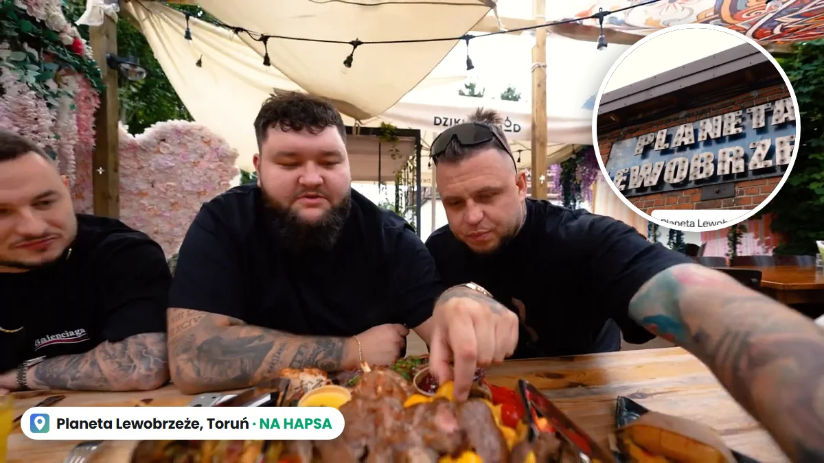 Bandura, Mario i ich gość przy mięsnej patelni w ogródku Planety Lewobrzeże w Toruniu, w kółku szyld lokalu